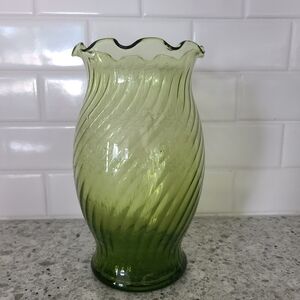 Vintage Green Glass Flower Vase with Swirl Pattern Ruffled Scalloped Top 6.5 In
